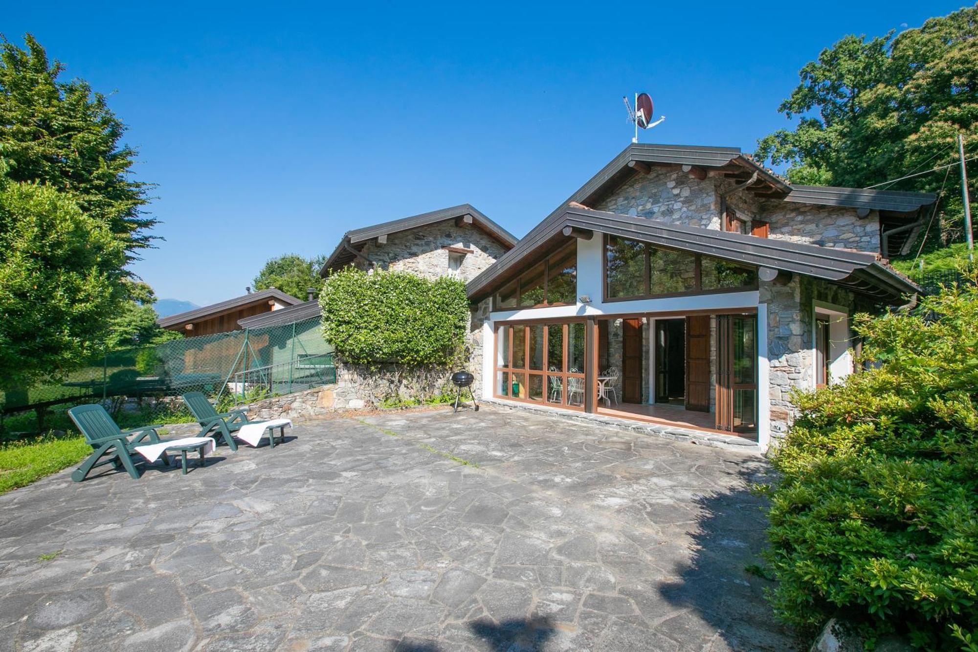 Villa Il Castagno Few Min From Beach - Happy Rentals Castelveccana Zewnętrze zdjęcie